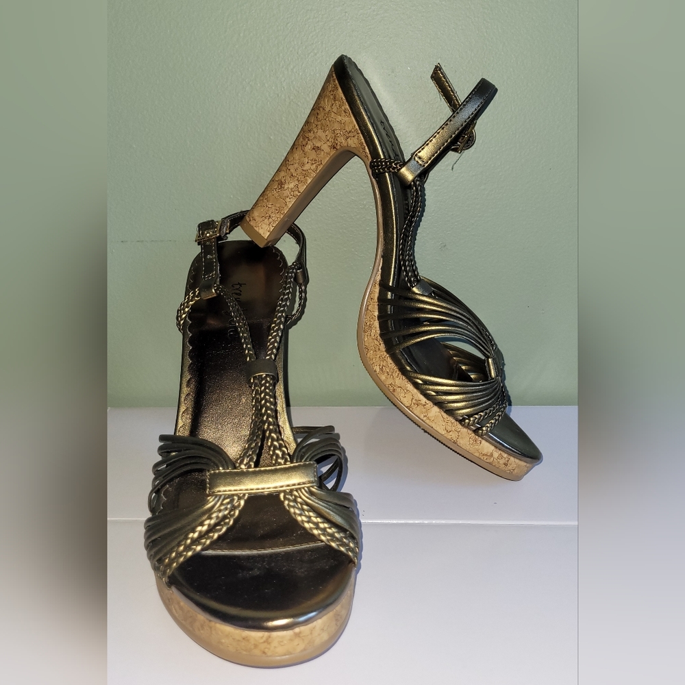 Trendzone Platform Heels Antique Gold Fancy Strappy Shoes. Size US 6